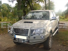 Přední pevnostní nárazník s bullbarem Toyota Hilux (11-15)